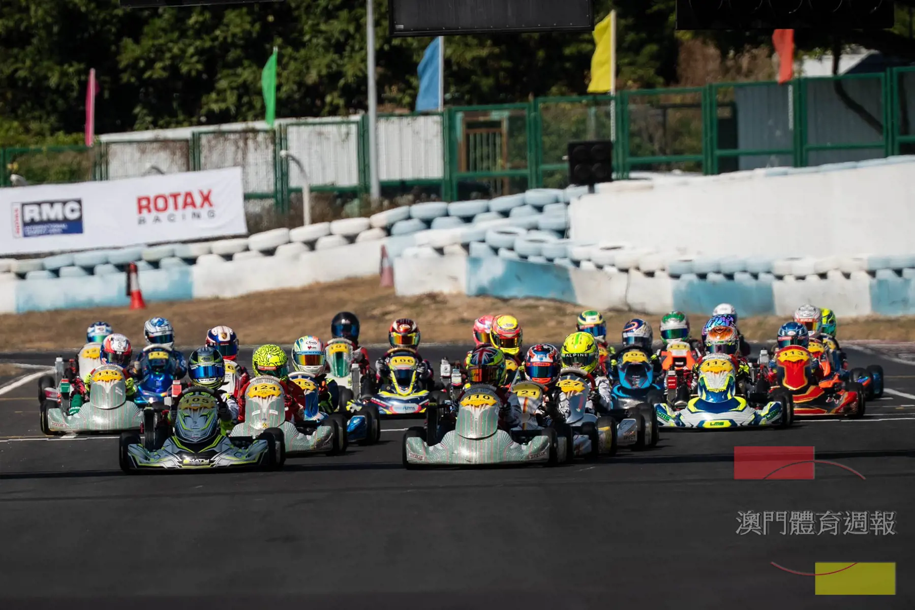 MINI MAX組別車手賽道上較勁.jpeg